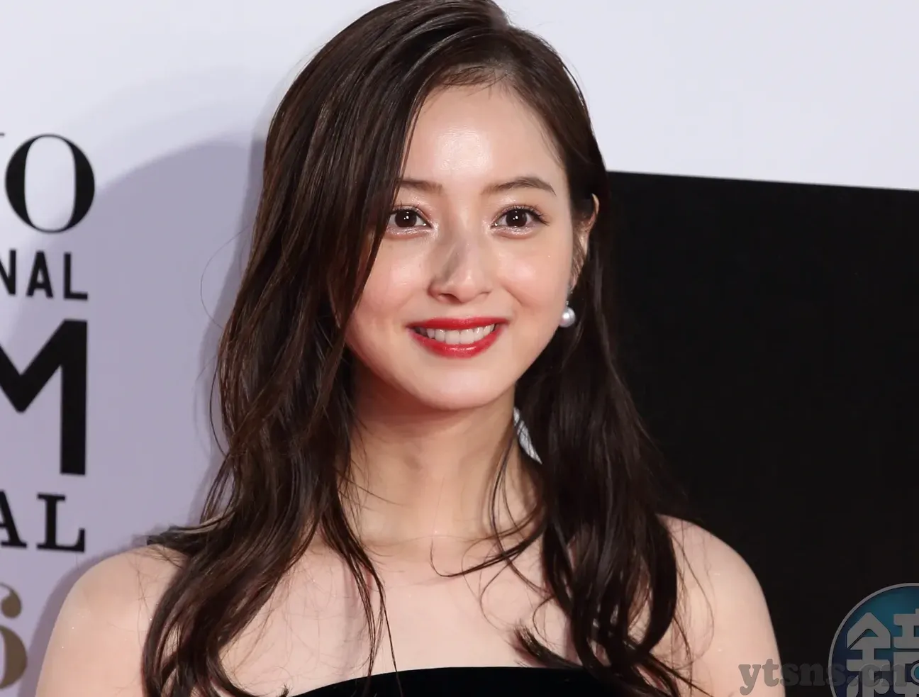 堕落人妻-迷失的归途，人妻的挣扎与重生